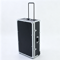 Valise à roulettes en aluminium noir avec roues intégrées, poignée télescopique, serrures à clé et sangles à boucles, valise à outils roulante