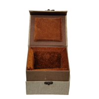 Boîte à bijoux rigide artisanale haut de gamme classique avec revêtement UV, laminage mat, gaufrage, fermeture en cuivre et doublure en tissu de laine