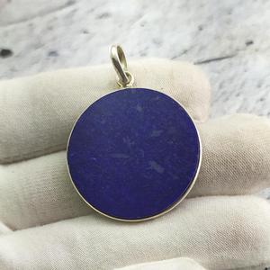 Pendentif artisanal en argent sterling 925 avec serti clos, pierre précieuse naturelle Lapis Lazuli ronde et plate de 30 mm - Product Image 3