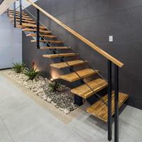 Escalier droit à une seule poutre pour maison personnalisée avec acier thermolaqué et garde-corps en verre sans cadre