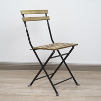 Chaise pliante en bois massif antique avec assise en bois et pieds en métal, design rustique, empilable pour usage domestique et commercial