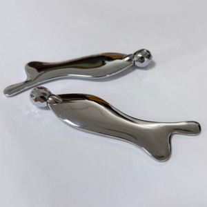 Outil facial Gua Sha en alliage de zinc en forme de poisson pour la beauté et les soins de la peau - Product Image 2