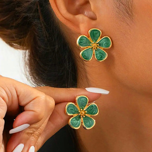 Boucles d'oreilles clous fleur émail vert alliage de zinc acier inoxydable pour femme, bijoux fantaisie, cadeau élégant style rétro - Product Image 3