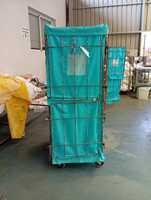 Grande conteneur à roulettes pour le stockage en entrepôt hospitalier et industriel de la blanchisserie, avec housses intérieures et extérieures pour sacs de linge