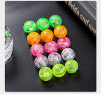 Beliebtes Kinder-Mini-Leuchtball-Spielzeug mit Zwei LEDs, LED-Blitzlicht, Batteriebetrieben, Vibrationsschalter, Mehrfarbig, Weihnachten