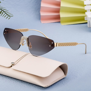 Gafas de sol elegantes sin montura para mujer con diamantes de imitación, protección UV400, protección solar clase 2, montura de plástico y metal, color negro - Product Image 2