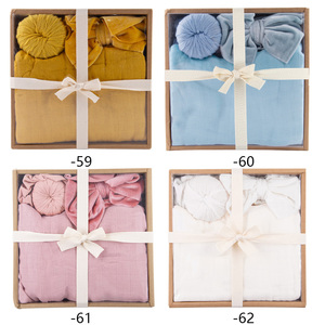 Nuevo Set de Regalo para Bebé Recién Nacido: Manta Envolvente Súper Suave, Diadema y Babero Personalizables - Product Image 3