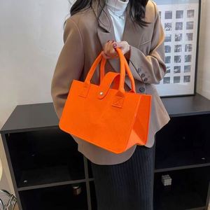 Sac fourre-tout en feutre avec design polyvalent, personnalisation du logo, petites commandes pour les marchés européen et américain - Product Image 2