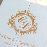 Boîte d'invitation de mariage en velours bleu clair avec monogramme en feuille d'or et carte d'invitation ronde noire pour mariage et événement