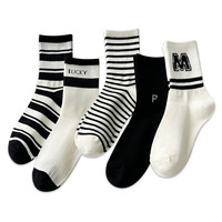 Chaussettes mi-mollet pour femmes à rayures noires et blanches, chaussettes de sport à motif de lettres printemps-automne, chaussettes en coton absorbant l'humidité