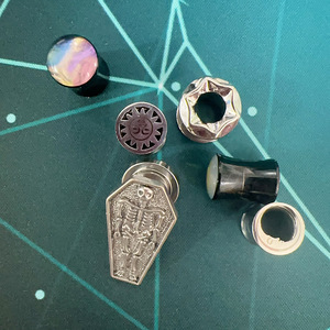 Pendientes de acero inoxidable con diseño geométrico punk estilo caja sorpresa aleatoria, varios diseños, con película brillante y conos acampanados. - Product Image 3