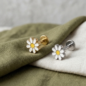 <span class=keywords><strong>Orecchini</strong></span> Piercing in Titanio ASTM F136 G23 Senza Filettatura, Labret, Helix, Tragus, con Fiore <span class=keywords><strong>Margherita</strong></span> Smaltato e Chiusura a Pressione Piatta - Product Image 2