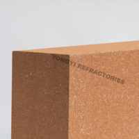 Brique isolante en forme de cale pour la construction de toits de fours