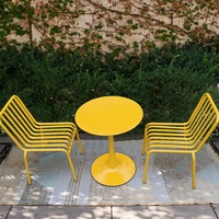 Ensemble table et chaises en fer pour extérieur, design moderne et minimaliste, idéal pour cour, terrasse, balcon, salle à manger