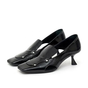 Sandalias de tacón bajo y fino con diseño retro y punta cuadrada para mujer, con tachuelas metálicas y aberturas laterales, estilo retro para vestir. - Product Image 6