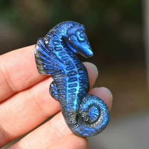 Figurine de cheval de mer en labradorite sculptée, forme animale, design spirale à reflets bleus, énergie océanique, objet de collection artistique pour pendentif DIY, vente en gros - Product Image 1