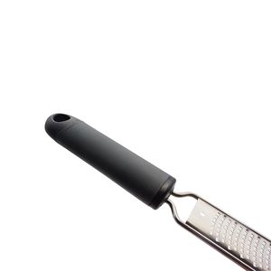 Grattugia manuale a maglia fine con impugnatura antiscivolo, lama in acciaio inossidabile 39x3,5 cm per formaggio e limone - Product Image 3