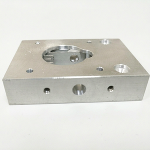 บล็อกยึดอะลูมิเนียมทรงสี่เหลี่ยมผลิตด้วยเครื่อง CNC, ชิ้นส่วนแผ่นยึดแบบเจาะรูหลายรูตามสั่ง - Product Image 6