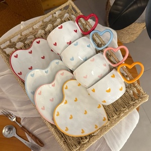 Set di Tazze da Caffè e Piattini in Ceramica Lavorata a Mano a Tema San Valentino Tazze da Tè e Piattini in Porcellana Dipinti a Mano - Product Image 4