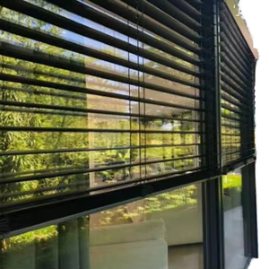 ستائر ألومنيوم أفقية كهربائية مخصصة بتصميم عصري للنوافذ الخارجية - للحماية من الشمس والتهوية - Product Image 1