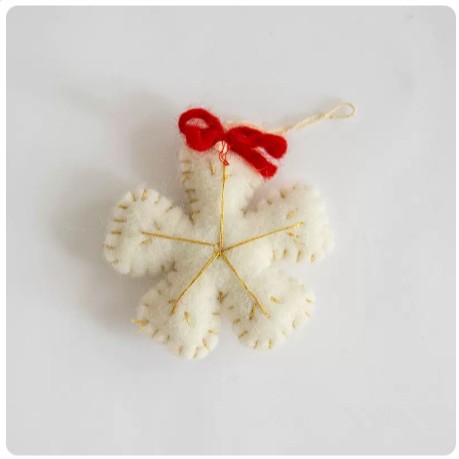 Couronne cousue main blanche