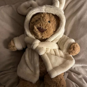 UK JC Classic Spa Teddybeer in zachte badjas met gratis stofzak. Elegant pluche knuffel voor ontspanning en luxe. - Product Image 2