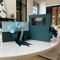Boîte cadeau rigide vert sarcelle personnalisée avec fenêtre transparente, ruban gros-grain et séparateur en papier pour emballage de cadeaux de mariage et de fêtes