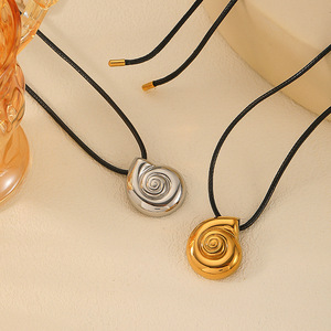 สร้อยคอจี้รูปเปลือกหอยสแตนเลสสำหรับผู้หญิง ดีไซน์เรขาคณิต สไตล์ลำลอง เครื่องประดับฤดูร้อน สีทอง สีเงิน จี้แฟชั่น - Product Image 1