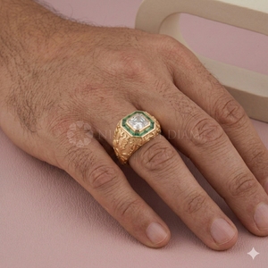 Bague élégante en or jaune avec diamant de laboratoire taille radiant, bijoux fins pour homme, provenance Inde - Product Image 2