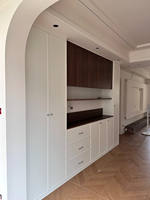Wohnzimmer Maßgefertigter Holzmaserung-Sperrholz Esszimmerschrank |   Moderne Design-Lösung für Lebensmittelaufbewahrung und -präsentation der Marke HNSJ