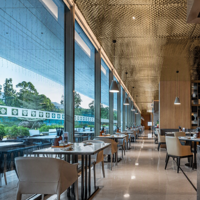 Table de salle à manger commerciale 2-8 places avec étagères de présentation et comptoir de service pour restaurants et hôtels