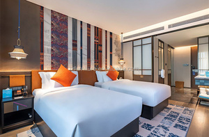 Proyecto OEM de Muebles Personalizados para Dormitorios de Hotel: Estructura de Cama King de Madera Duradera y Juego de Colchón con Cabecero Tapizado y Mesitas de Noche - Product Image 5