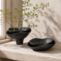 Bol décoratif en céramique noire avec un design à pétales superposés, bol sculptural pour la décoration de la maison
