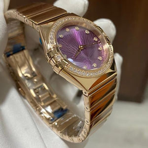 Su delicado cierre en forma de mariposa y su corona hexagonal con tornillo que se ajusta mejoran la resistencia al agua. Este es un reloj para mujer. - Product Image 1