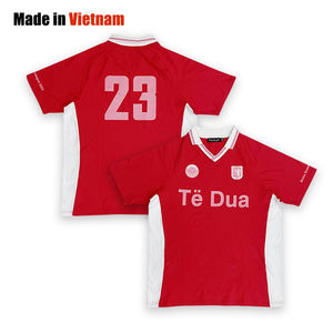Camiseta de fútbol roja de equipo personalizado a la moda, diseño de número de sublimación, camiseta de fútbol clásica callejera con cuello en V - Product Image 1