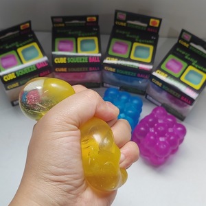 Needoh <span class=keywords><strong>Cubo</strong></span> de Juguete Antiestrés de Goma con Polvo Dorado de Malto y Copos de Nieve, para Amasar y Descomprimir, en Caja - Product Image 2