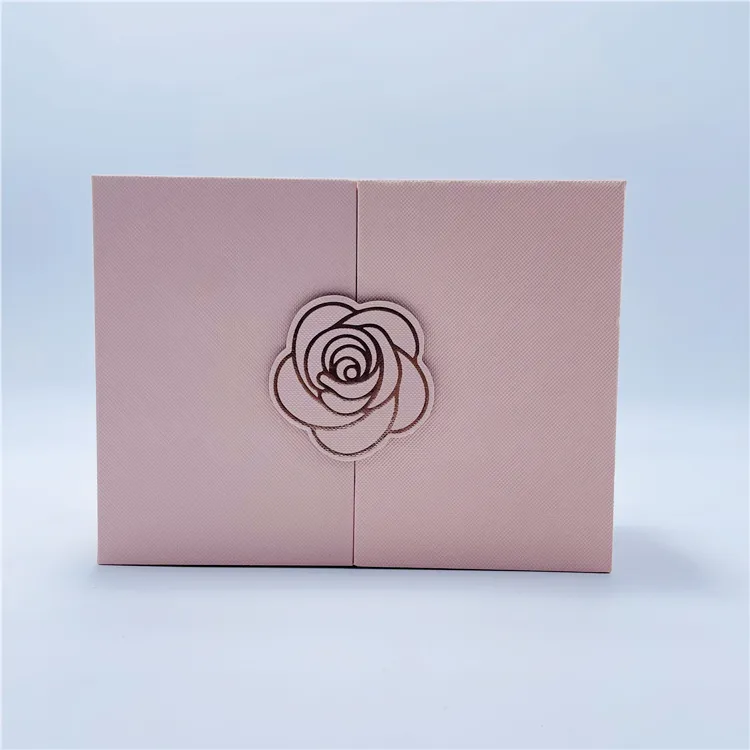 Recycelbare rosa rosa rosenförmige geschenkverpackungsbox aus Goldenfolie mit zerkleinertem Papierfüllung in Form von Magnetschild aus Papier für Kerze