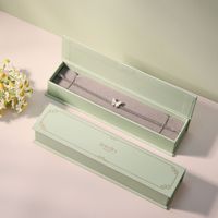 Boîte d'emballage pour bijoux à rabat magnétique de style livre ; Boîte à bagues haut de gamme pour cadeaux, disponible en stock pour la vente en gros
