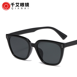 แว่นกันแดดผู้หญิงมีสไตล์กรอบสี่เหลี่ยมป้องกันรังสียูวี 400 กรอบพีซี เลนส์ AC ประเภท 3 ที่บังแดดสีเทา F5-6366 - Product Image 3