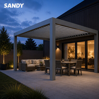 Pergola en aluminium pour hôtel avec toit à lames orientables et éclairage LED