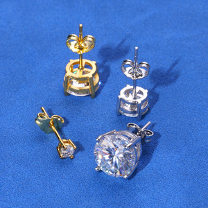 Pendientes de botón de moissanita de 4 puntas con incrustaciones de circonitas, Plata de ley 925, Bañado en oro de 18K, VVS, Engaste de bisel solitario, Estilo Hip Hop - Product Image 1