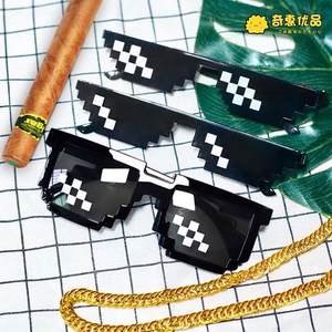 Gafas de sol con clip de diseño de píxeles de mosaico para accesorios de fiesta, bodas, padrinos de boda, diversión en TikTok - Product Image 1
