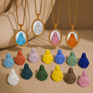 Ciondolo Cammeo di San Benedetto in Ottone Placcato Oro 18K, Incisione Latina Crux Patris Benedicti, Conchiglia Nera Intagliata a Mano, Regalo Cattolico - Product Image 2