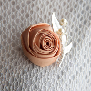 กำไลข้อมือดอกกุหลาบเทียมประดับดอกไม้สำหรับเจ้าสาวและแขก - Product Image 2