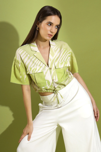Haut court imprimé vert à manches courtes, boutonné, décontracté et tendance, avec poche avant et ourlet à nouer pour femme - Product Image 4