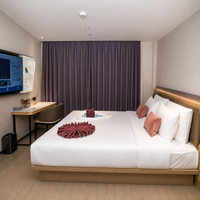 Lit King Size Hôtelier avec Plateforme Lumineuse LED, Tête de Lit Murale en Chêne, Insert Matelassé Chocolat, Ensemble de Chambre Contemporain de Style Boutique