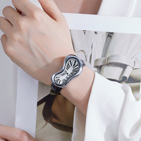 Nouvelle Montre Homme de Créateur Vintage Or Fondu Effet Dali Luxe Forme Irrégulière Chiffres Romains Abstraite Déformée Courbée
