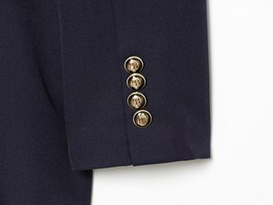 سترة بليزر نسائية عصرية غير رسمية بتصميم مزدوج الصدر بلون واحد وأكمام طويلة وياقة مطوية - Product Image 6