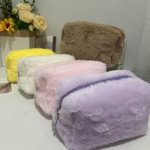 Borsa Cosmetica Invernale Personalizzata Economica per Donne, Rosa, in Peluche, Carina e Soffice, Astuccio da Viaggio Colorato, Portamonete - Product Image 1