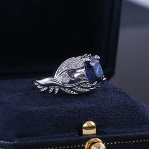 Anello con Ali d'Angelo e Accenti Blu per Donne, Accessorio Creativo ed Elegante per Feste, Regalo di Moda - Product Image 4